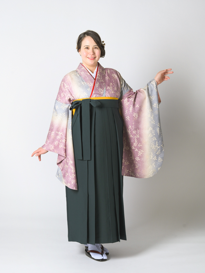 ふくよかな先生の卒業式での立ち姿