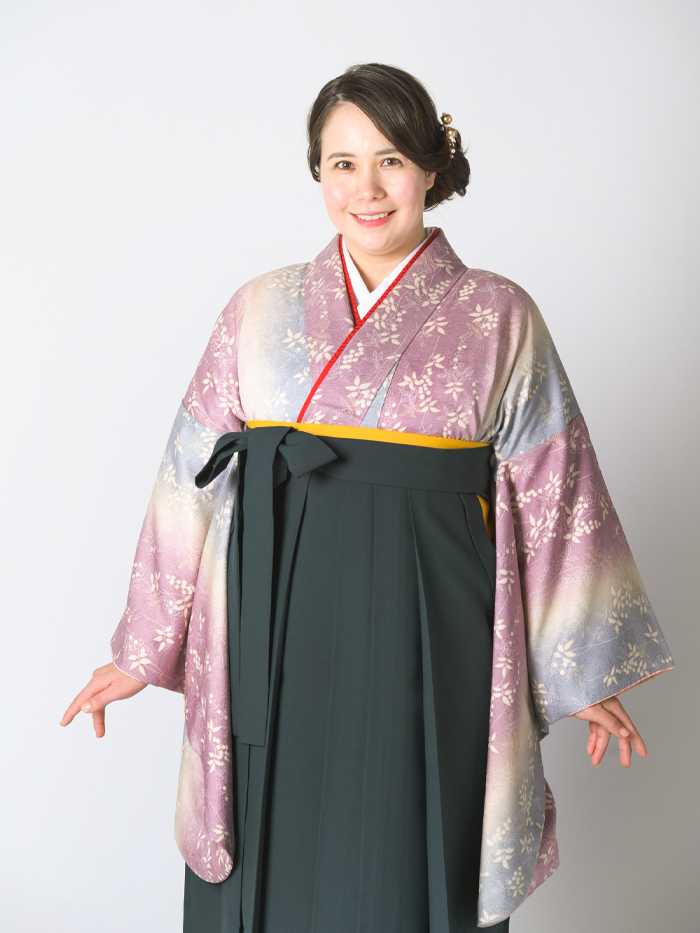 卒業袴で嬉しそうな笑顔の先生