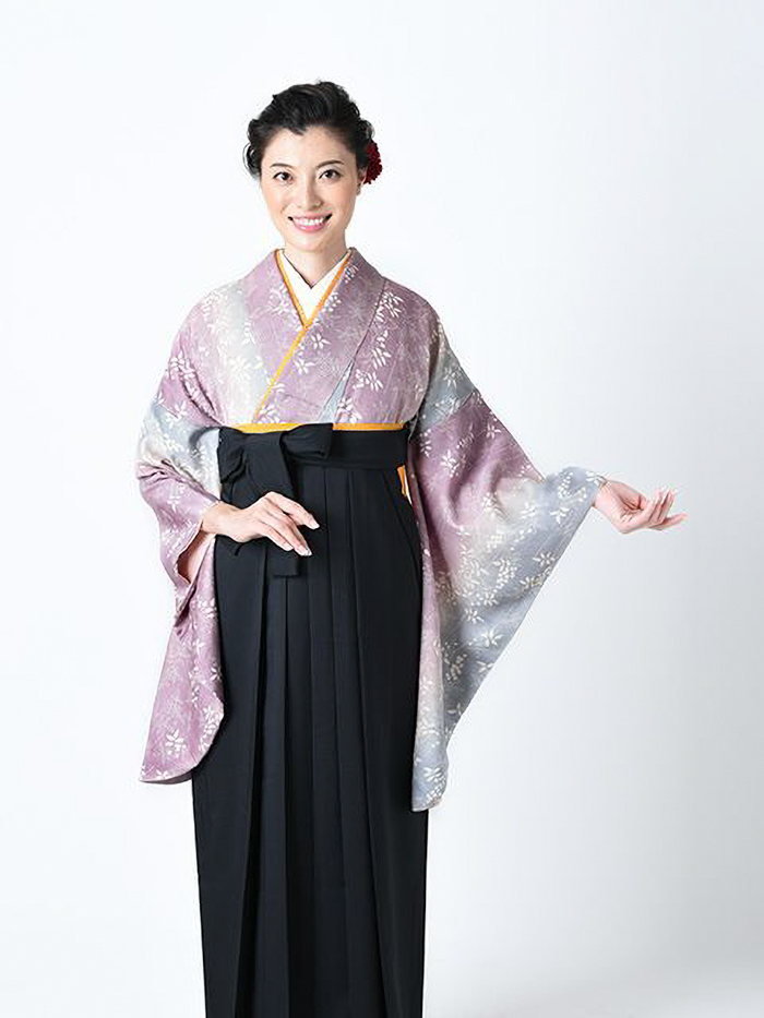 卒業袴で嬉しそうな笑顔の女性