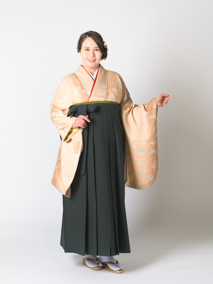 ふくよかな先生の卒業式での立ち姿