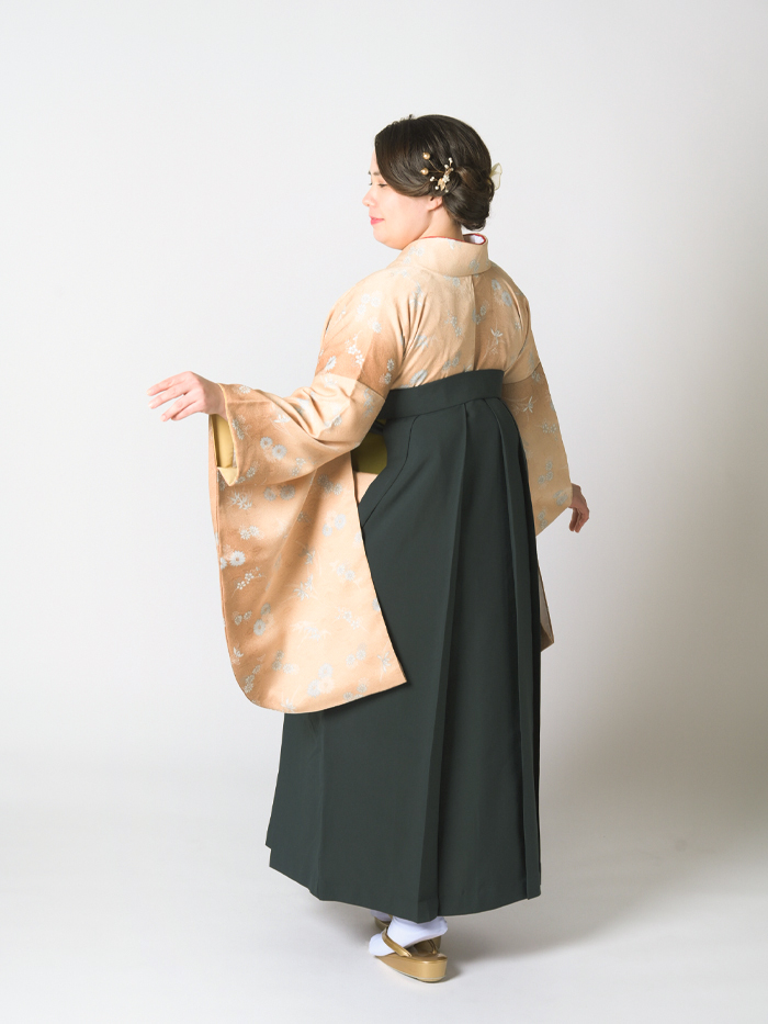 後ろ姿の女性教員