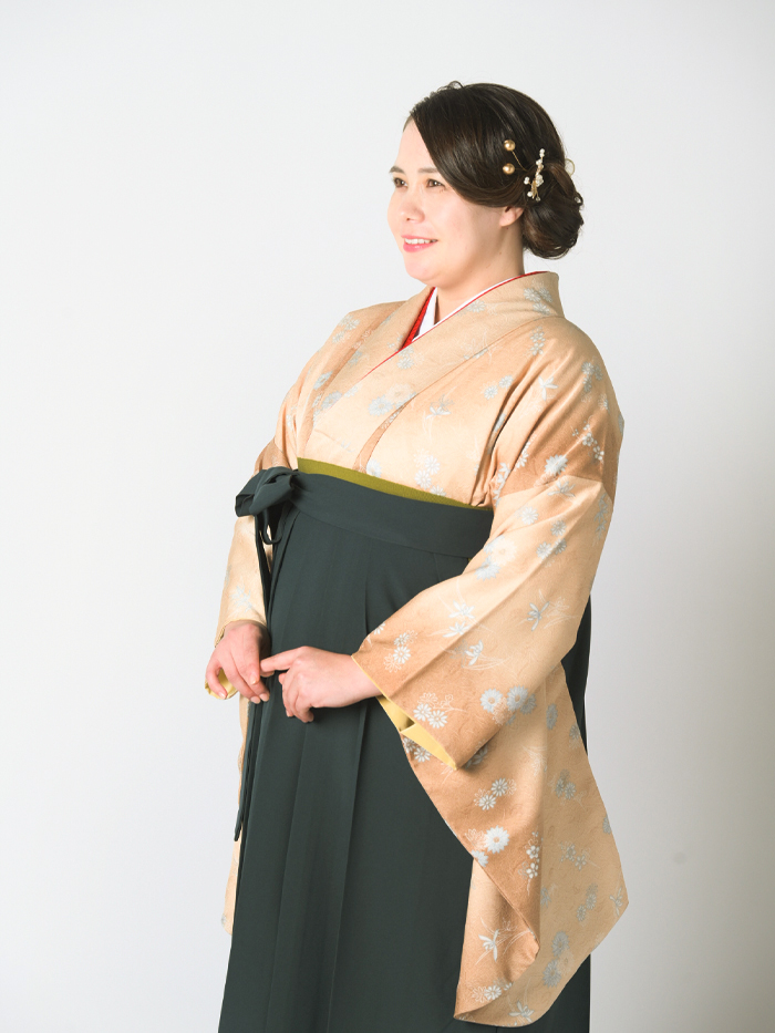 卒業袴で嬉しそうな笑顔の先生