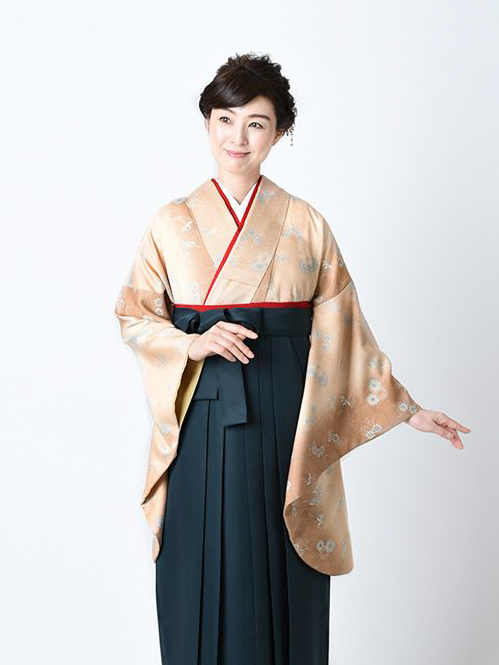 卒業袴で嬉しそうな笑顔の女性