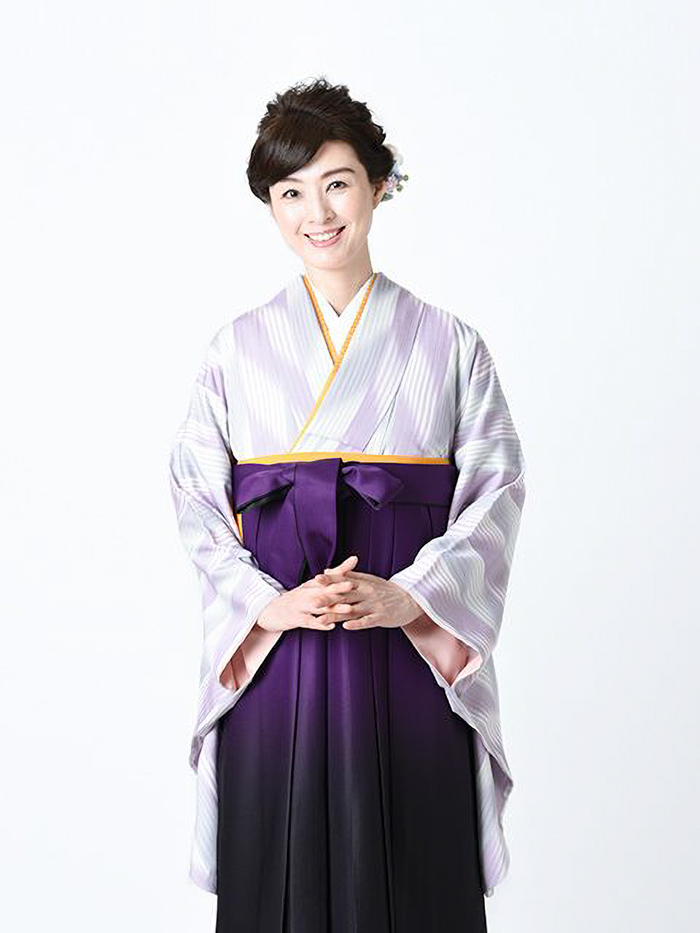卒業袴で嬉しそうな笑顔の先生