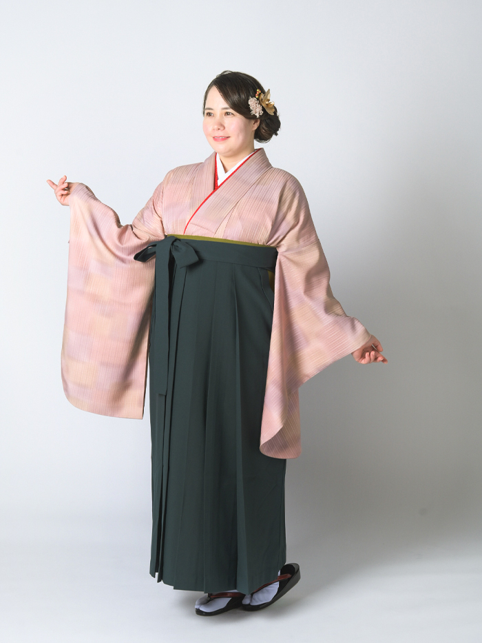 卒業袴姿のぽっちゃり先生の全身
