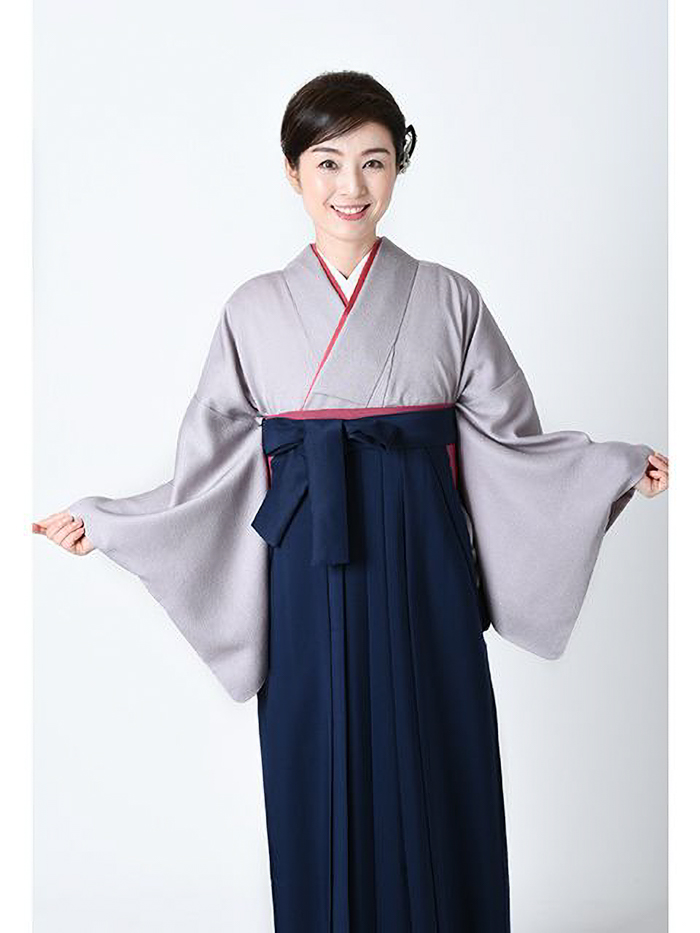 卒業袴で嬉しそうな笑顔の先生