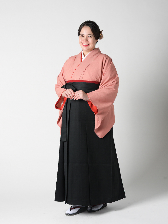卒業袴姿のぽっちゃり先生の全身