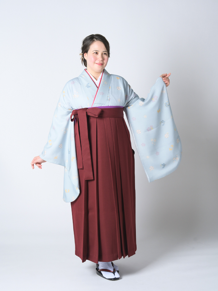 ふくよかな先生の卒業式での立ち姿