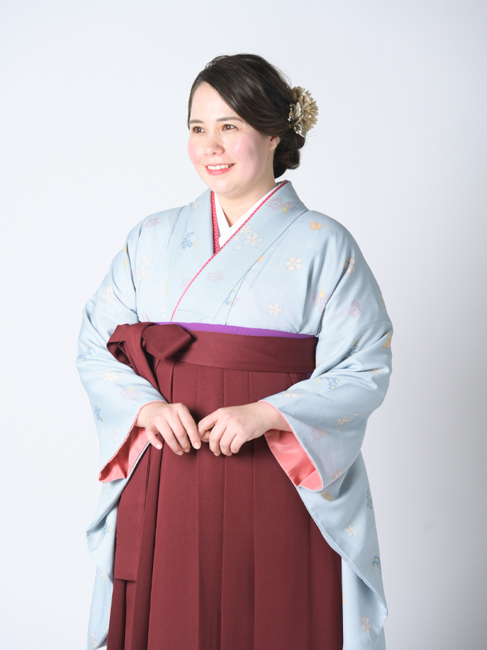 卒業袴で嬉しそうな笑顔の先生