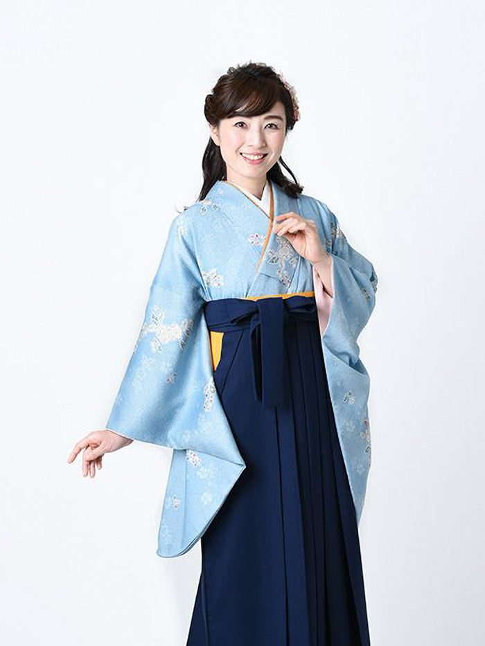 卒業袴で嬉しそうな笑顔の先生