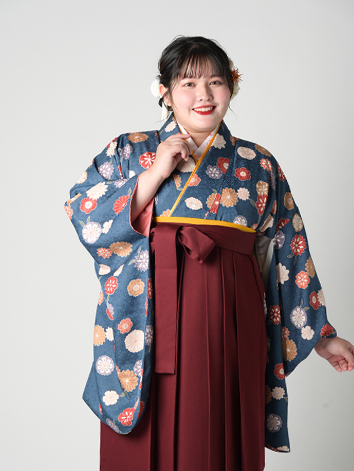 卒業袴で嬉しそうな笑顔の先生
