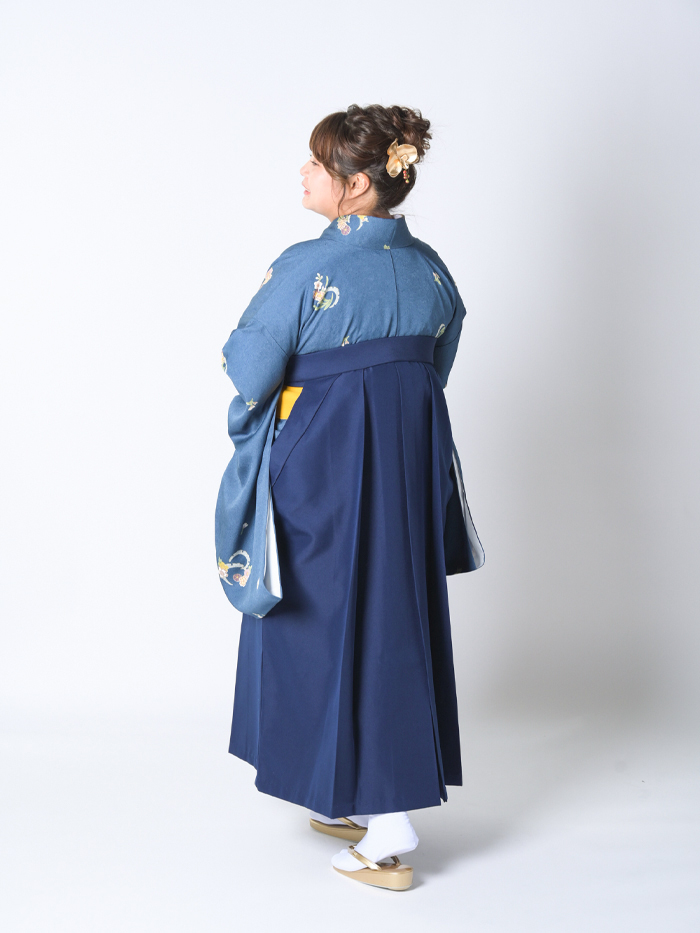 後ろ姿の女性教員