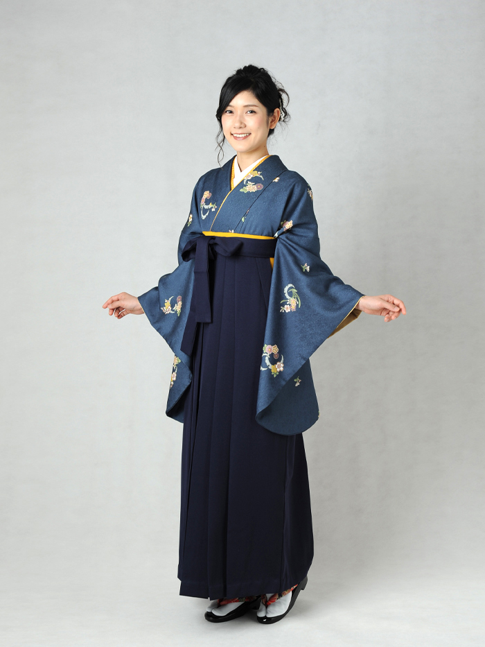 卒業袴姿の背の高い女性