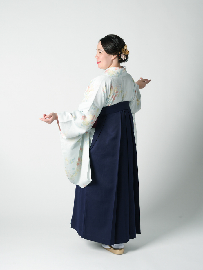 後ろ姿の女性教員