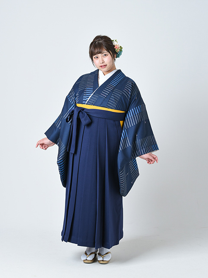 卒業袴姿のぽっちゃり先生の全身