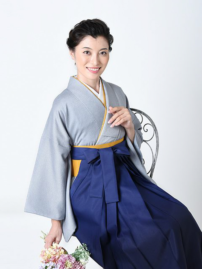 卒業袴で嬉しそうな笑顔の女性