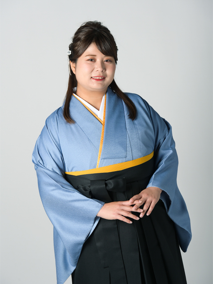 卒業袴で嬉しそうな笑顔の女性