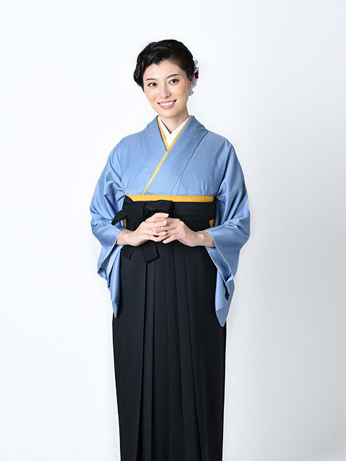 卒業袴で嬉しそうな笑顔の女性