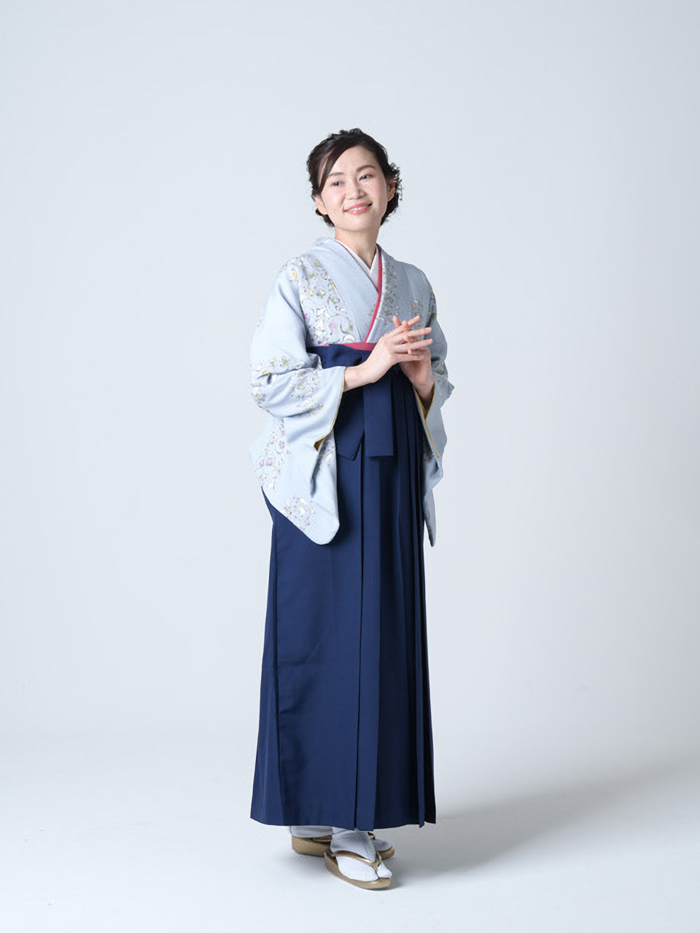 後ろ姿の卒業袴の女性