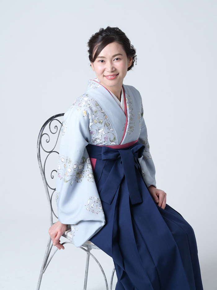 卒業袴で嬉しそうな笑顔の女性