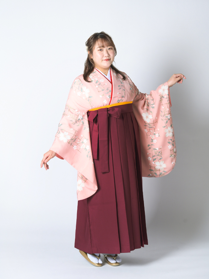 ふくよかな先生の卒業式での立ち姿