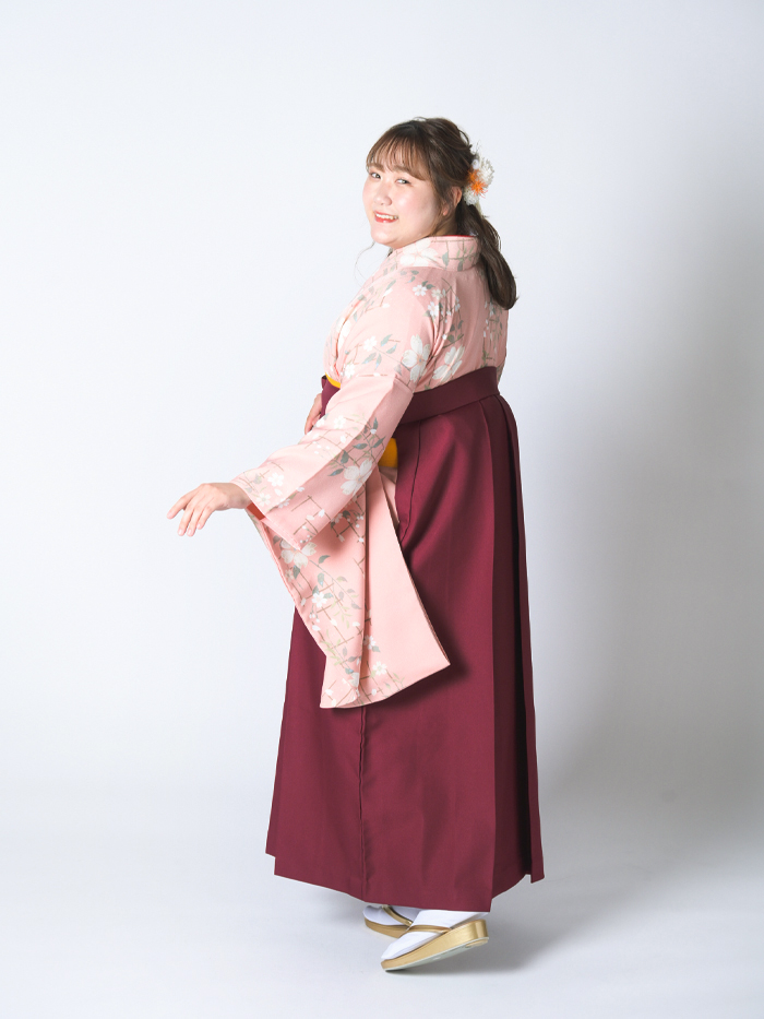 後ろ姿の女性教員