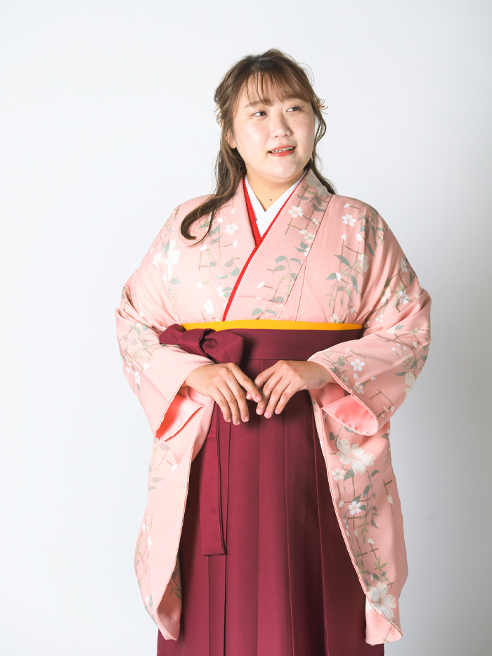 卒業袴で嬉しそうな笑顔の先生