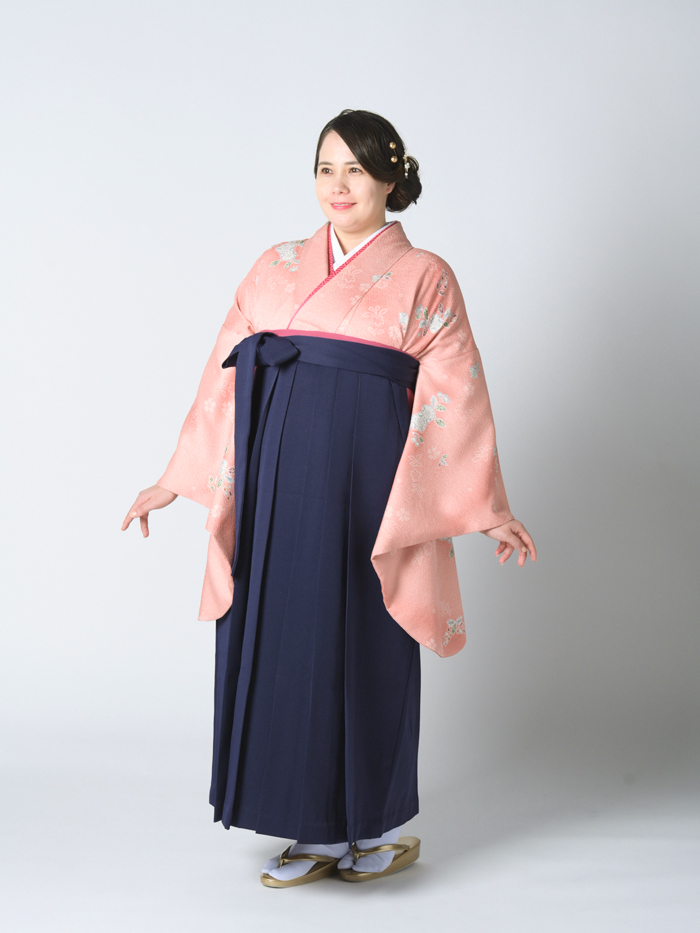 卒業袴姿のぽっちゃり先生の全身