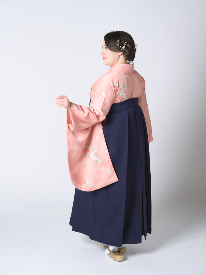 後ろ姿の女性教員