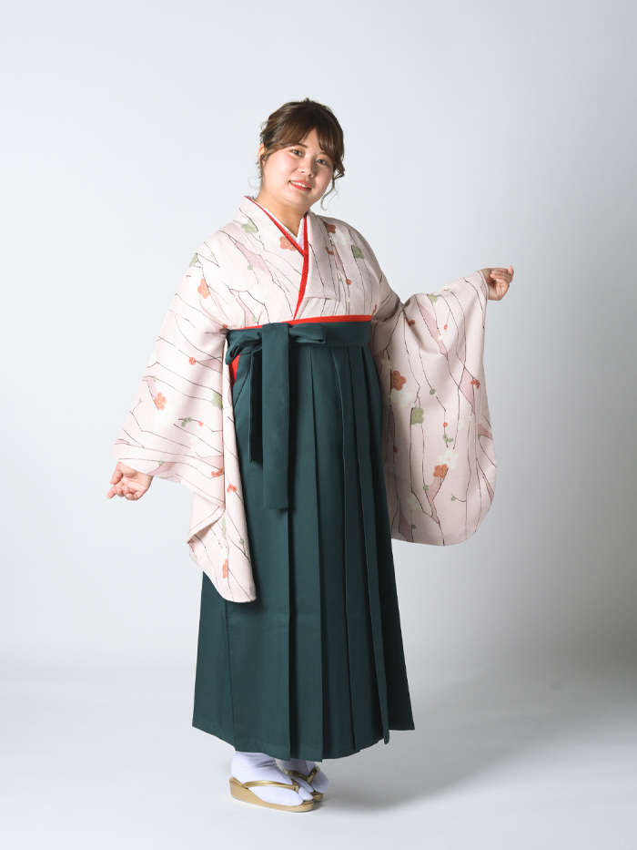 ふくよかな先生の卒業式での立ち姿