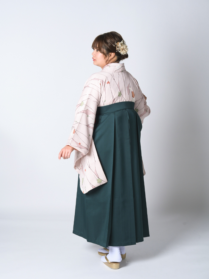 後ろ姿の女性教員