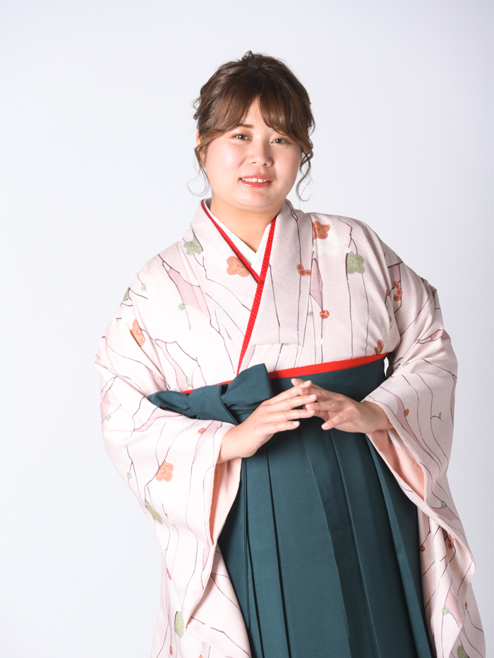 卒業袴で嬉しそうな笑顔の先生