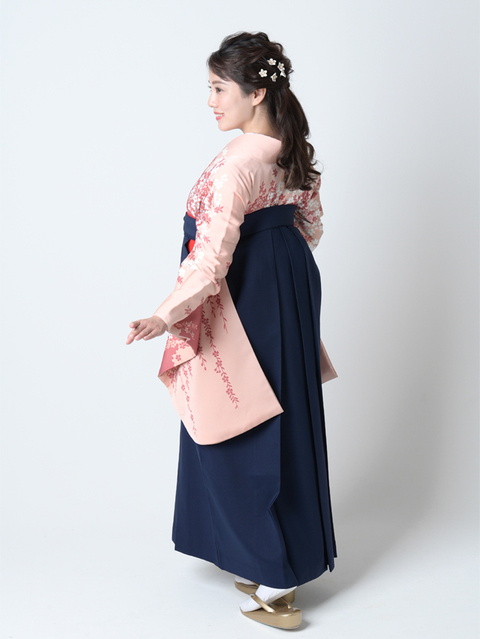 後ろ姿の女性教員