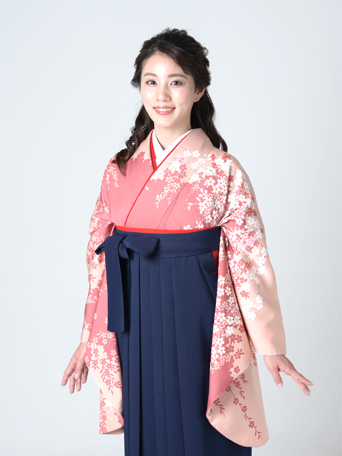 卒業袴で嬉しそうな笑顔の先生