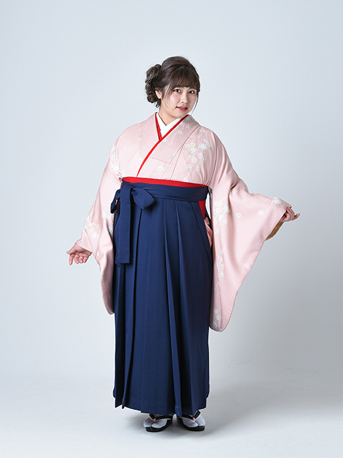 卒業袴姿のぽっちゃり先生の全身