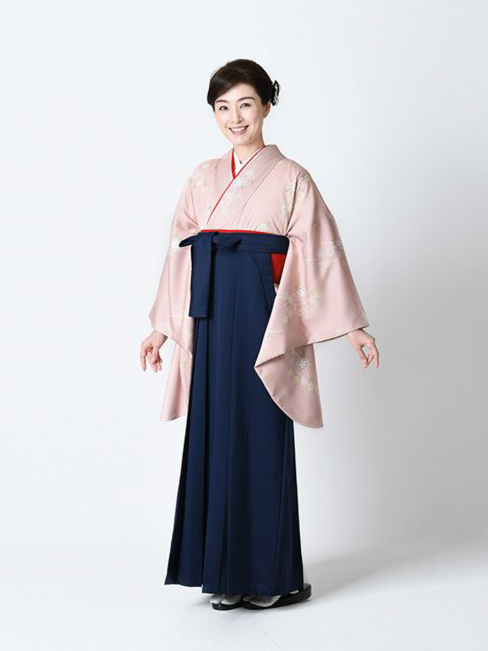 卒業袴姿の背の高い女性