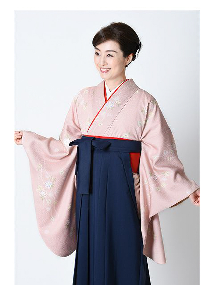 卒業袴で嬉しそうな笑顔の女性