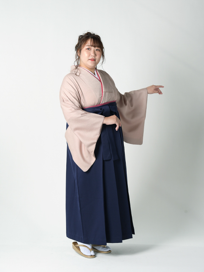 プラスサイズ立ち姿の卒業袴