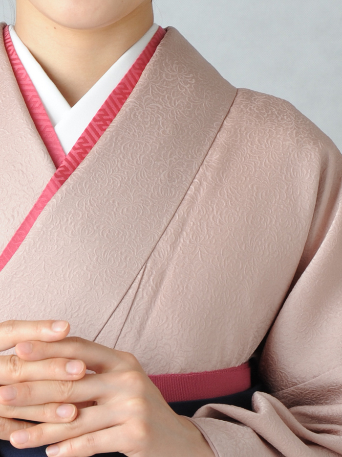 卒業袴で嬉しそうな笑顔の先生