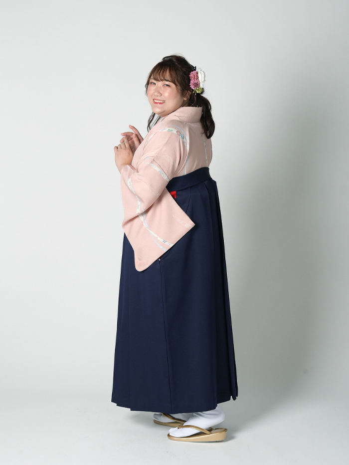 後ろ姿の女性教員