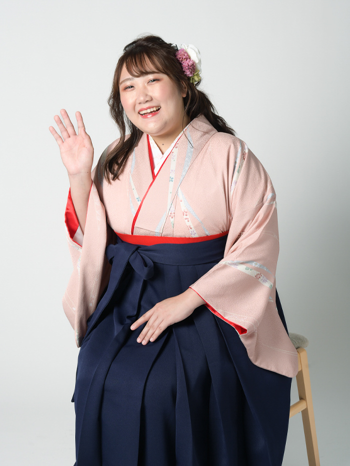 卒業袴で嬉しそうな笑顔の先生