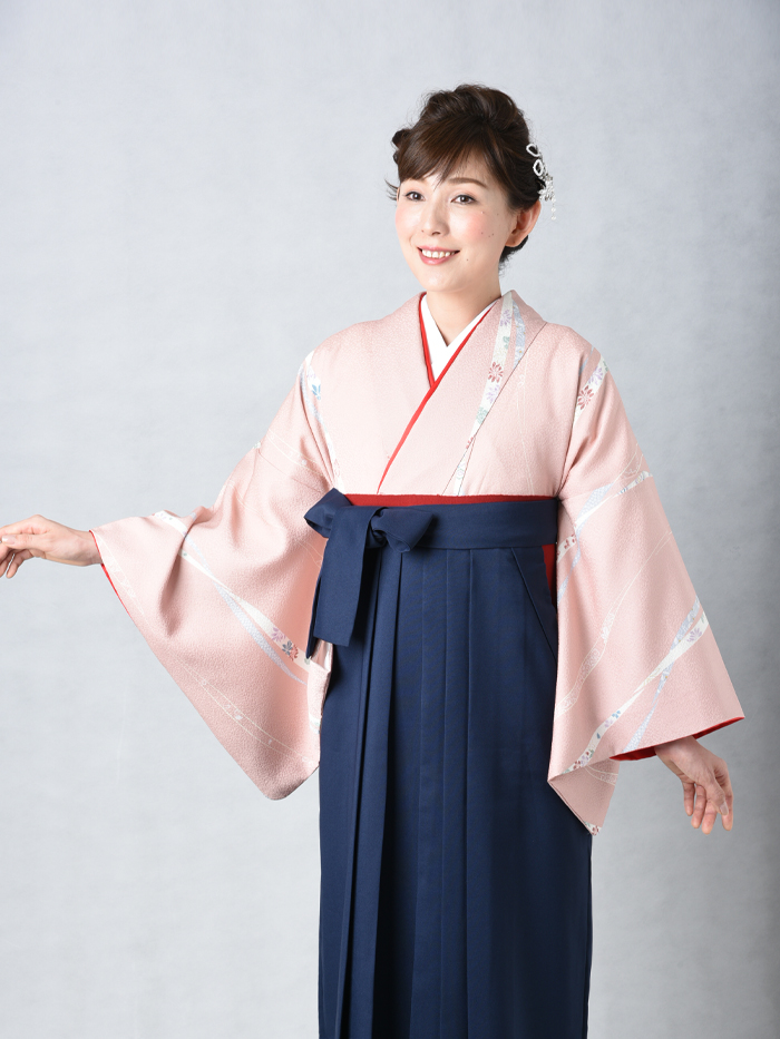 後ろ姿の女性教員