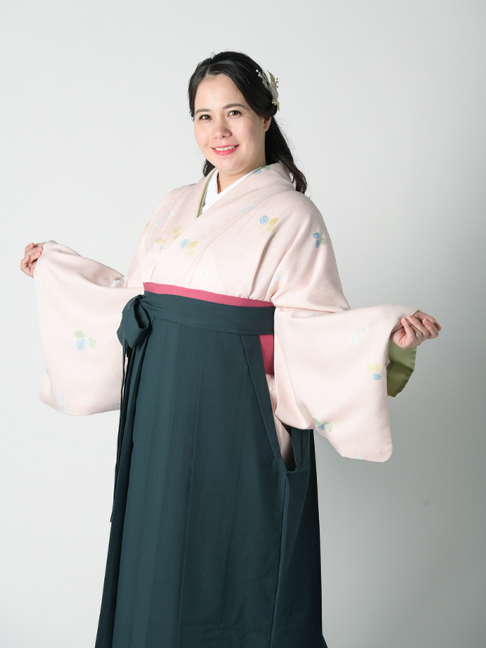 卒業袴で嬉しそうな笑顔の先生