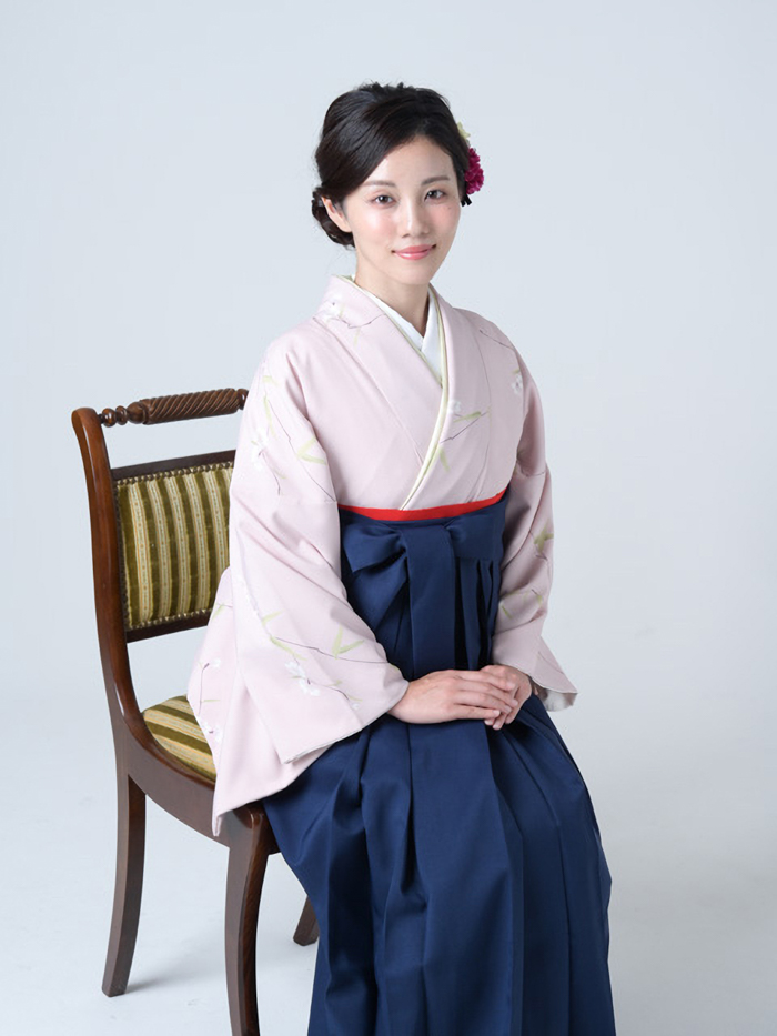 卒業袴で嬉しそうな笑顔の先生