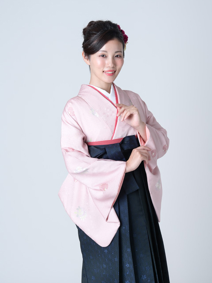卒業袴で嬉しそうな笑顔の女性