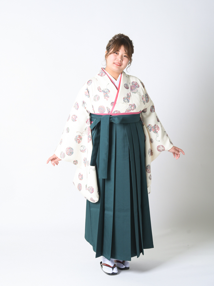 ふくよかな先生の卒業式での立ち姿