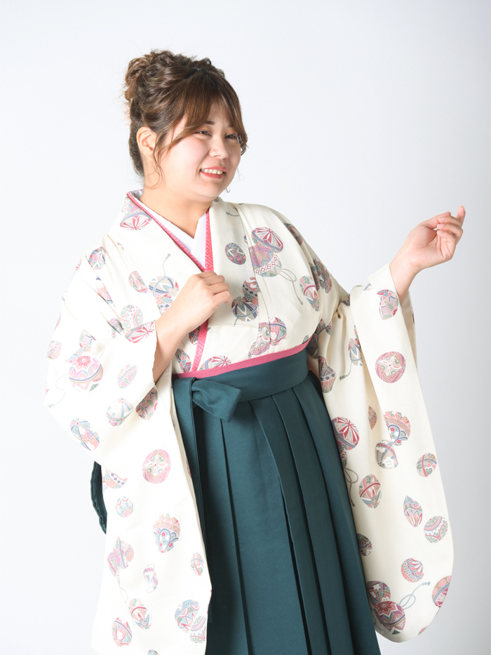 卒業袴で嬉しそうな笑顔の先生
