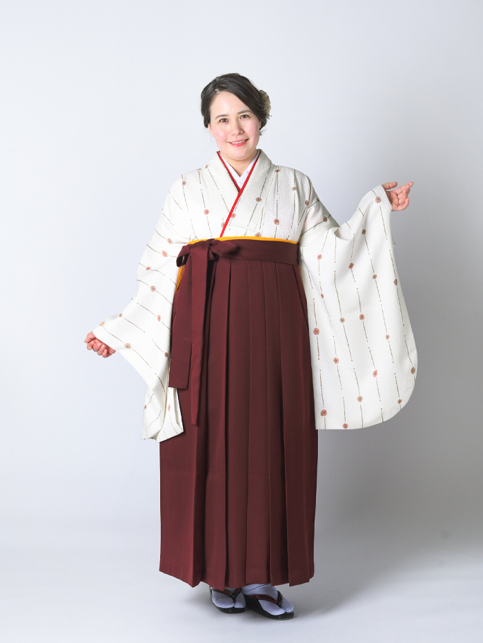 ふくよかな先生の卒業式での立ち姿