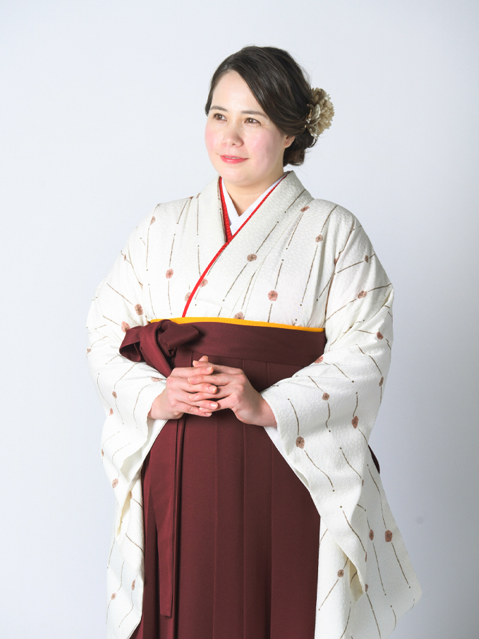 卒業袴で嬉しそうな笑顔の先生