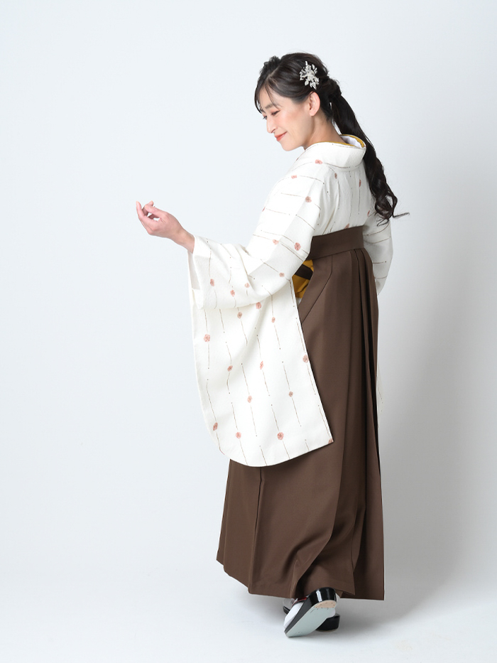 後ろ姿の女性教員